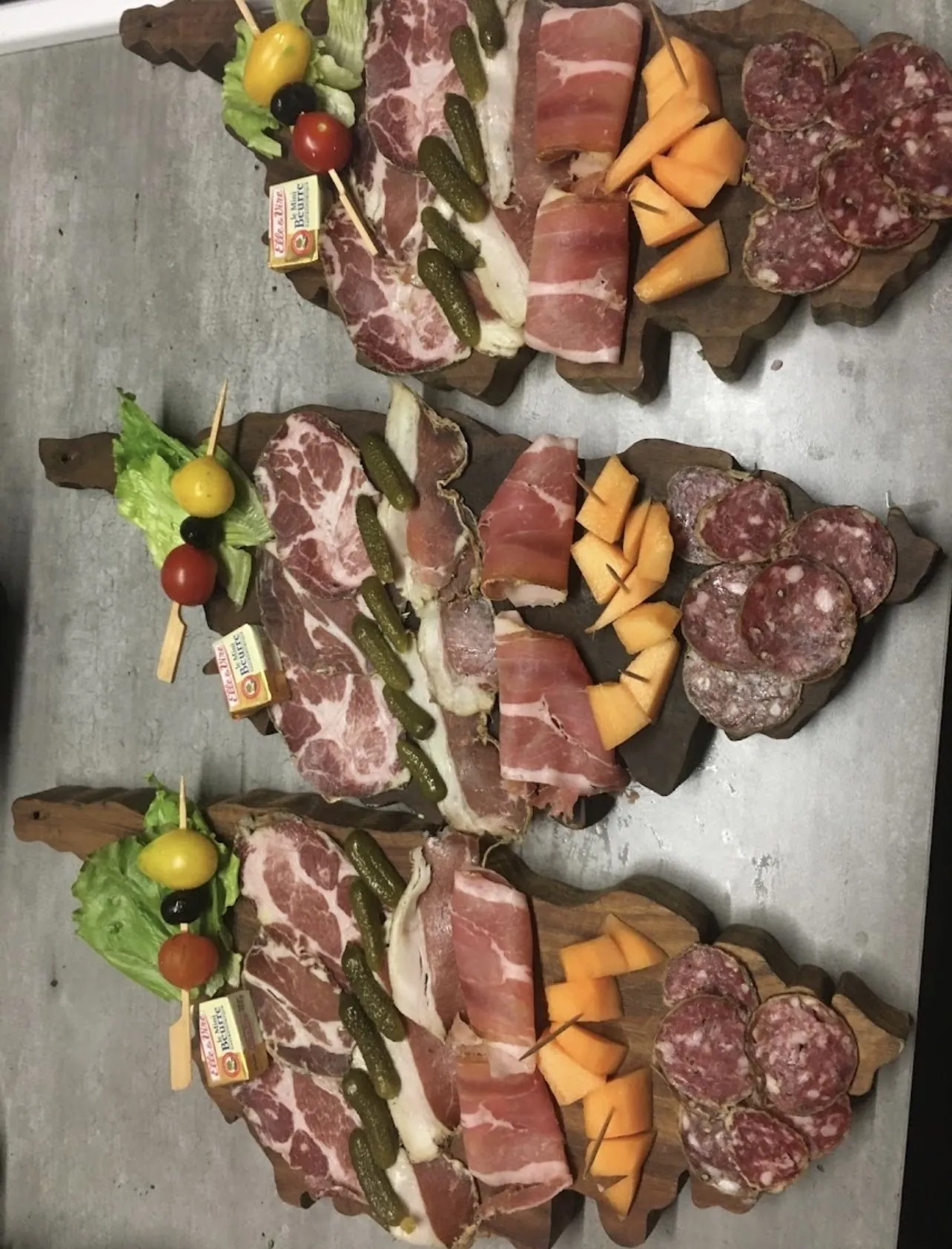 Planches de charcuterie corse, coppa, lonzu, saucisson et melon