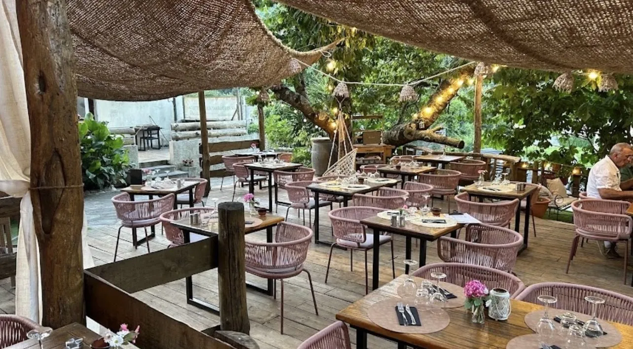 La terrasse sous les arbres, tables dressées