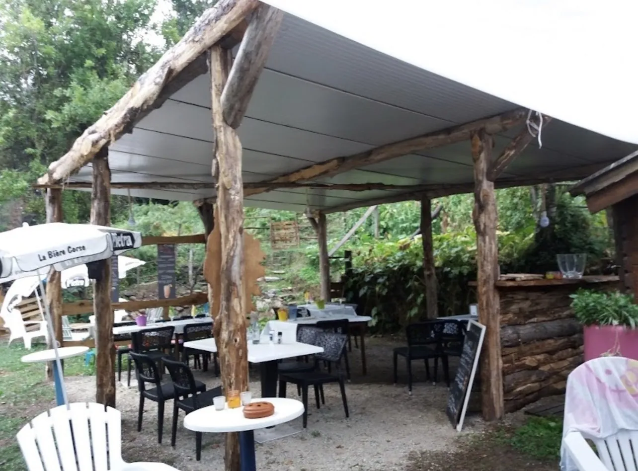 La pergola en bois du restaurant vue de l'extérieur