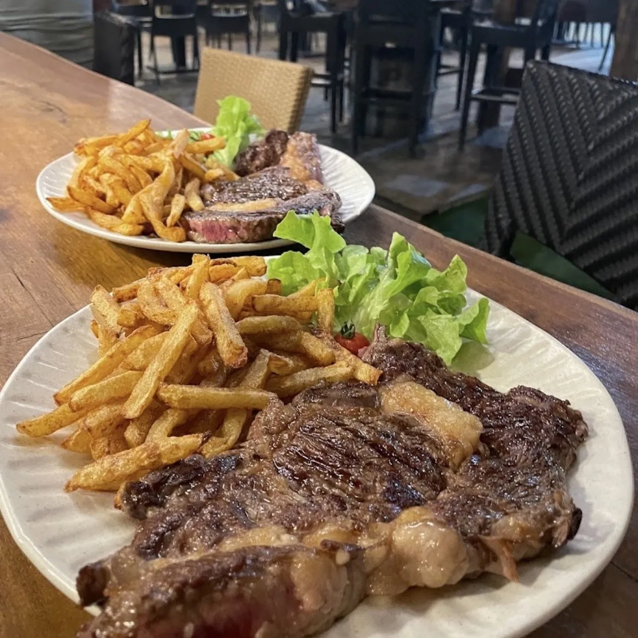 Entrecôte grillée au brasero et frites maison